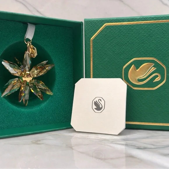 Swarovski 2025 Annual Edition Festive 3D Star Ornament 5701505 Gold w/ Box - Picture 6 of 7